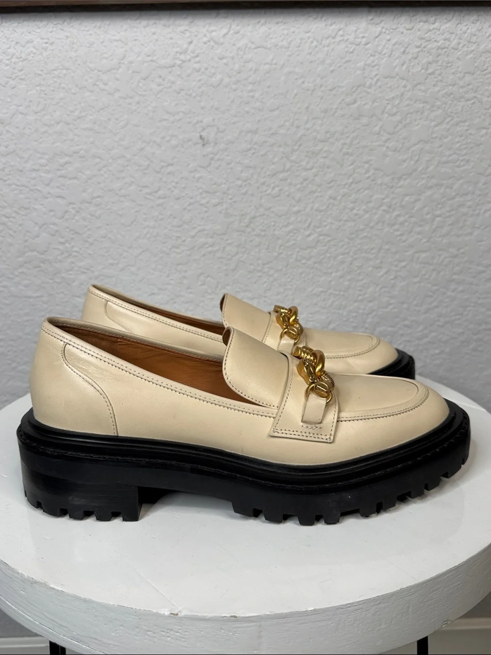 TORY BURCH JESSA CREAM LEATHER LUG SOLE LOAFER EQUESTRIAN CHAIN ACCENT *NWT*